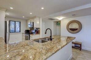 Fridge, microwave, oven, stovetop - 6106 Island Club - Serene Lagoon Views. (Hilton Head Island)