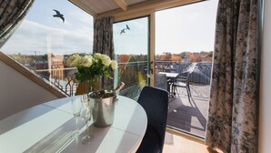 Studiosuite – deluxe | Safe på rommet, blendingsgardiner og strykejern/-brett
