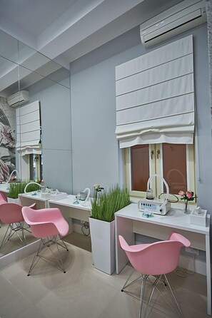 Body treatments, hydrotherapy, aromatherapy, hot stone massages