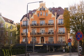 Fassade der Unterkunft – Abend/Nacht