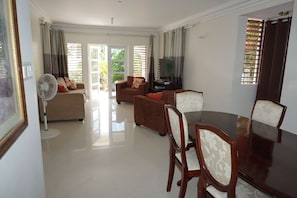 Townhouse, 4 soverom | Oppholdsområde | Flatskjerm-TV