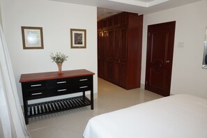 1 bedroom, premium bedding, desk, iron/ironing board - Casuarina Grande (Mullins)