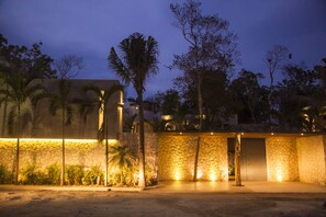 Fassade der Unterkunft – Abend/Nacht