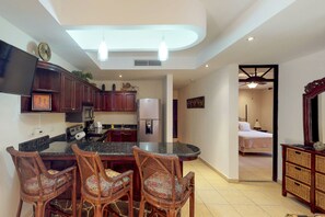 Design Condo, 3 Bedrooms, Non Smoking | Private kitchen | Full-sized fridge, microwave, oven, stovetop - Bahía Encantada F1 (Jacó)