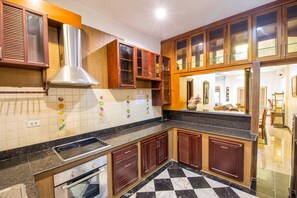 5-Bedroom Pool Villa  | ครัวส่วนตัว | ตู้เย็นขนาดใหญ่, ไมโครเวฟ, เตาอบ, เตาประกอบอาหาร
