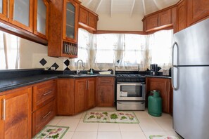 Departamento, 3 habitaciones, vista a la ciudad (Bedrooms allocated based on occupancy) | Cocina privada | Refrigerador, microondas, horno y parrilla de estufa 