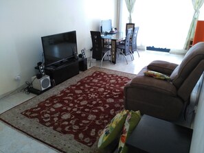 Suite Deluxe, 1 habitación | Sala de estar | Televisión de pantalla plana 
