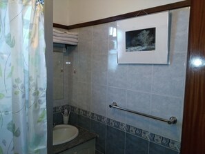 ห้องดีลักซ์สวีท, 1 ห้องนอน | ห้องน้ำ | ฝักบัว, ของใช้ในห้องน้ำฟรี