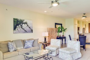 Deluxe Condo, 2 Bedrooms, Non Smoking | Living area