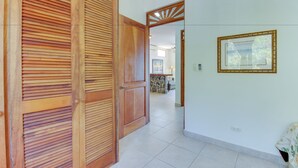 Deluxe Condo, 2 Bedrooms, Non Smoking | 2 bedrooms, premium bedding, in-room safe, iron/ironing board - Bahia Azul 8B (Jacó)