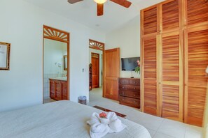 Deluxe Condo, 2 Bedrooms, Non Smoking | 2 bilik tidur, peralatan tempat tidur premium, peti besi dalam bilik 