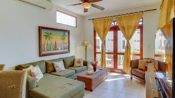 Kondo Deluks, 2 kamar tidur, Bebas Asap Rokok | Area keluarga | TV layar datar