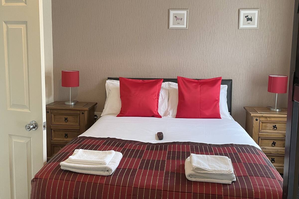 Iron/ironing board, bed sheets