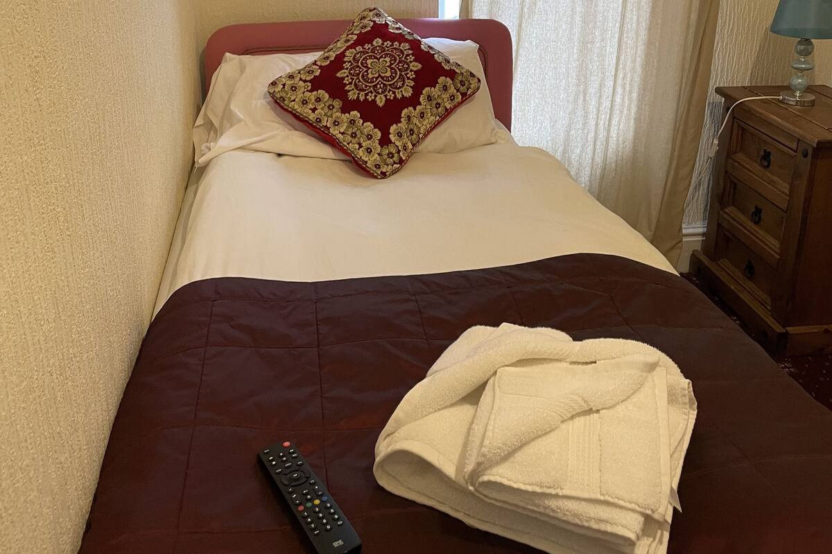 Iron/ironing board, bed sheets
