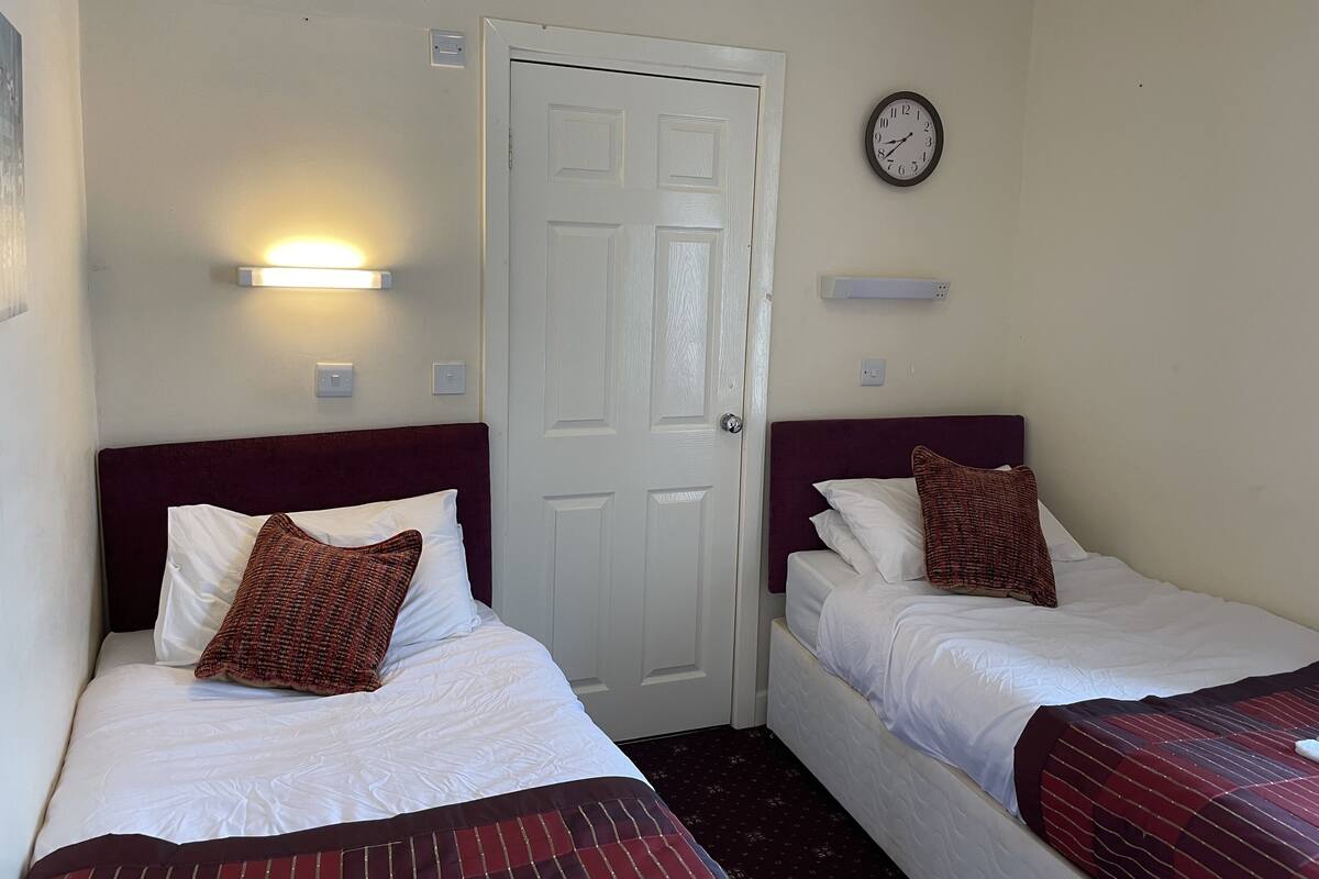 Iron/ironing board, bed sheets