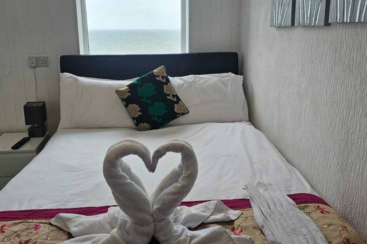 Iron/ironing board, bed sheets