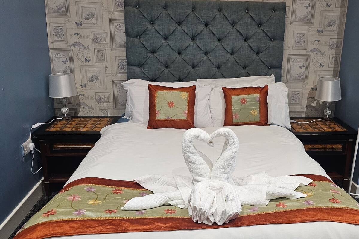 Iron/ironing board, bed sheets