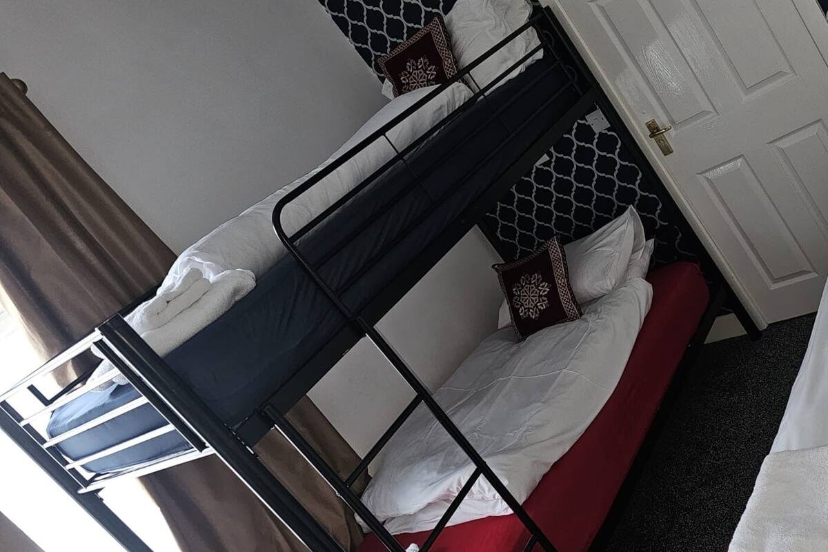 Iron/ironing board, bed sheets