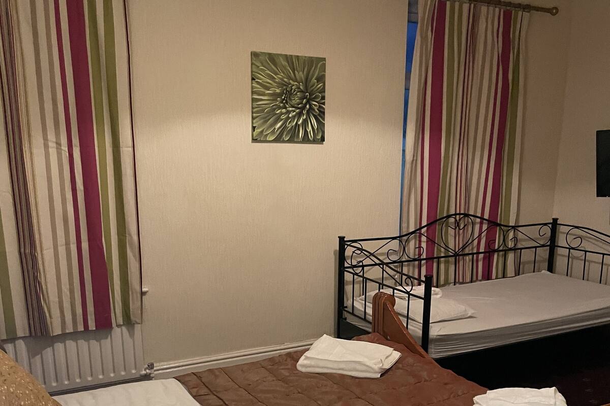 Iron/ironing board, bed sheets