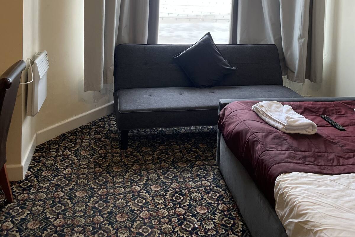 Iron/ironing board, bed sheets