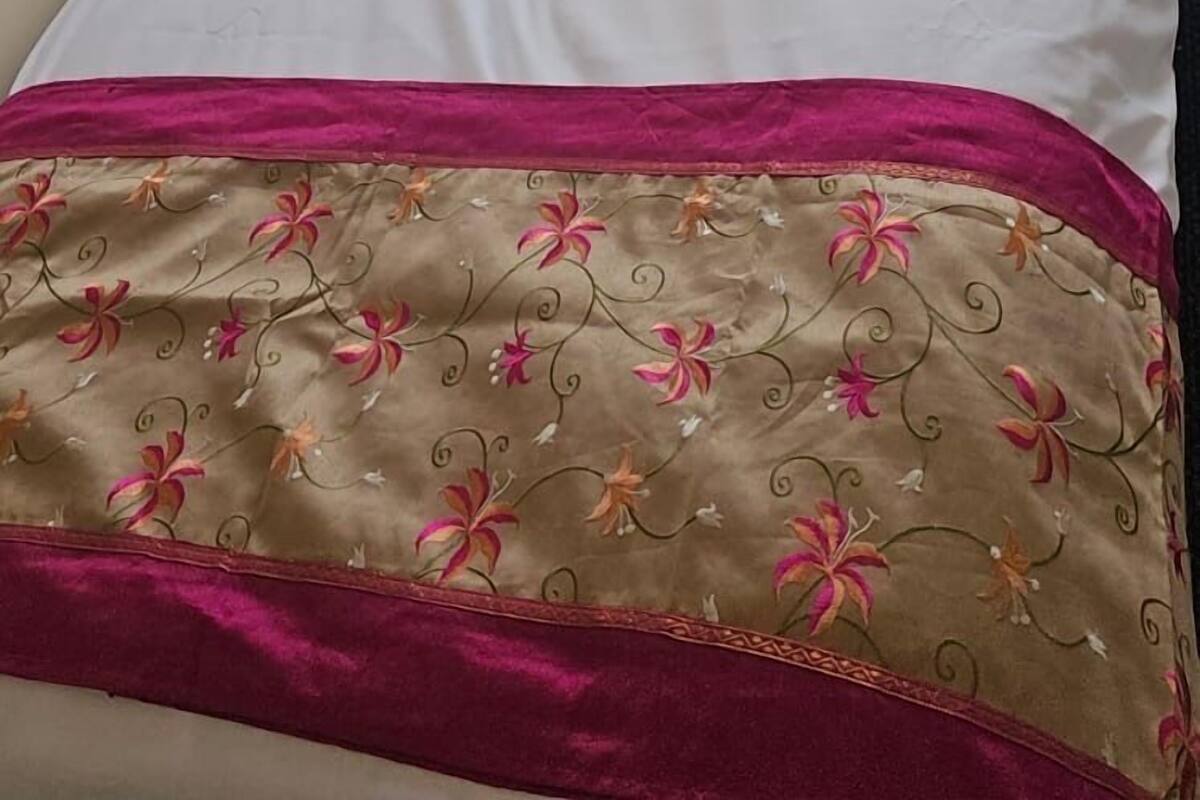 Iron/ironing board, bed sheets