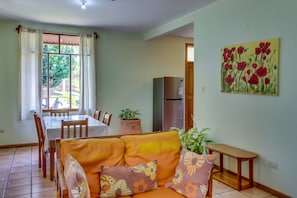 Deluxe appartement, 3 slaapkamers, niet-roken | Woonruimte | Een flatscreentelevisie