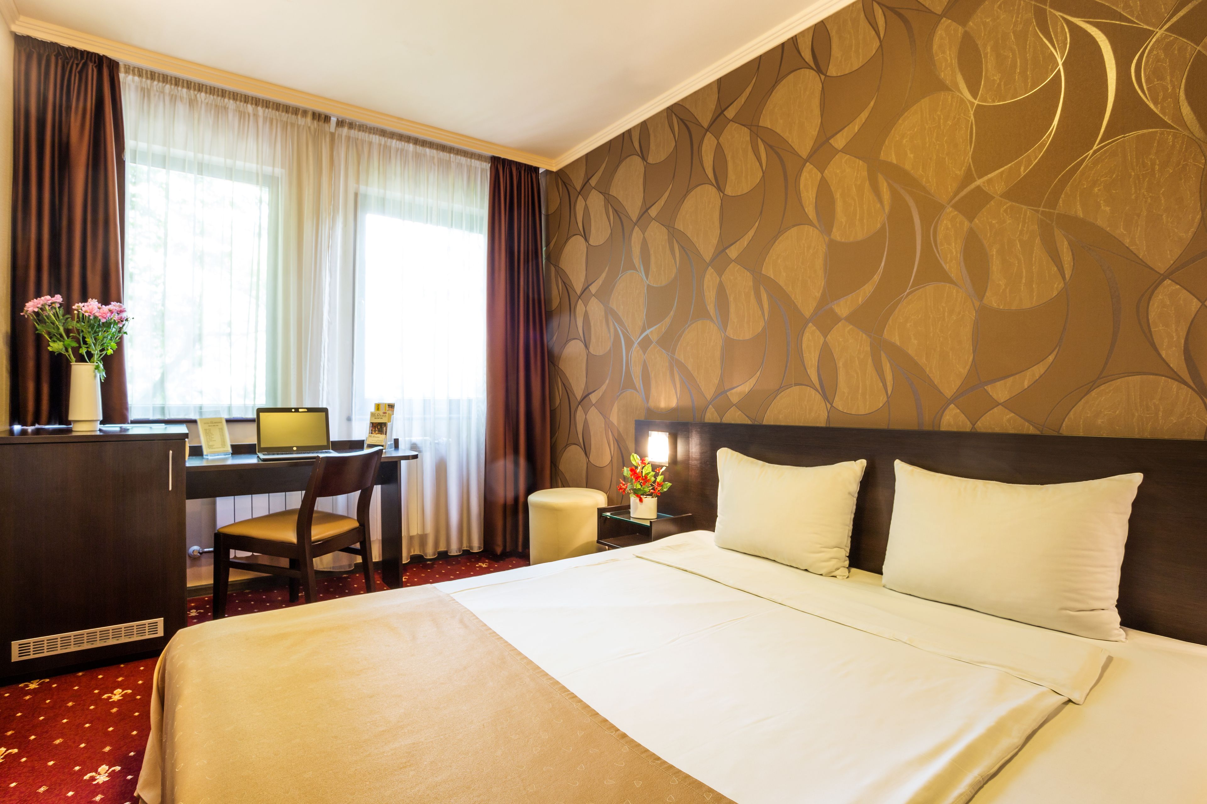comfort double room, 1 bedroom | minibar, in-room safe, desk, soundproofing