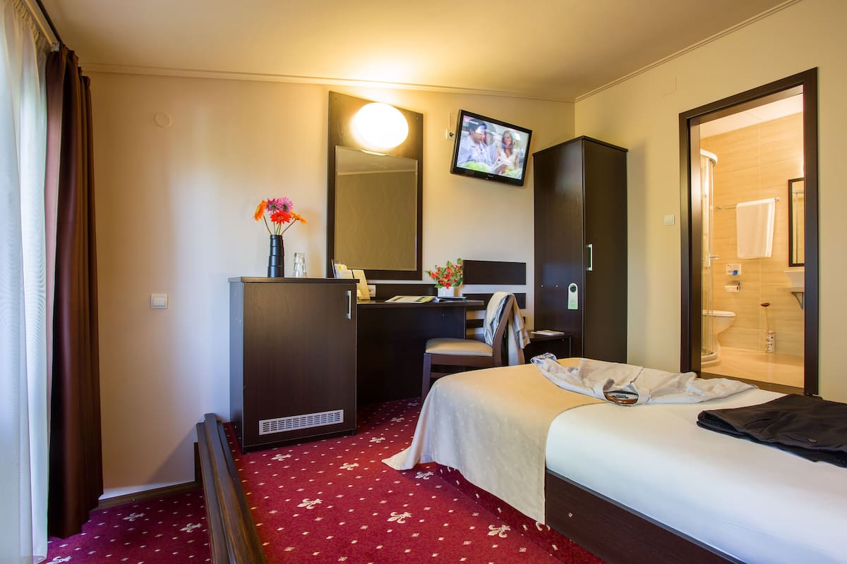 Comfort Single Room, 1 Katil Bujang XL (Large Single), Balcony | Bar mini, peti besi dalam bilik, meja, kalis bunyi