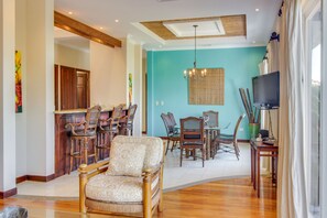 Room, Non Smoking | In-room dining