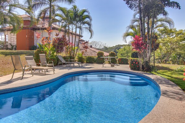 حمام سباحة خارجي