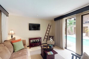 Departamento Confort, 1 habitación, para no fumadores | Área de sala de estar | Televisión de pantalla plana