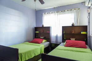 2 chambres, coffres-forts dans les chambres, fer et planche à repasser