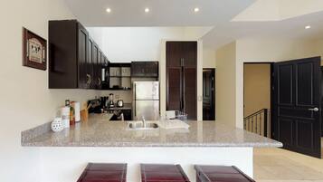 Apartemen Comfort, 2 kamar tidur, Bebas Asap Rokok | Dapur pribadi | Lemari es besar, microwave, oven, dan kompor