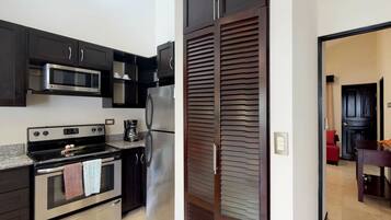 Apartemen Comfort, 2 kamar tidur, Bebas Asap Rokok | Dapur pribadi | Lemari es besar, microwave, oven, dan kompor