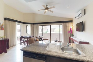 Refrigerador con freezer, microondas, horno, placa de cocina