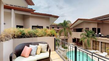 Apartemen Comfort, 2 kamar tidur, Bebas Asap Rokok | Teras/patio