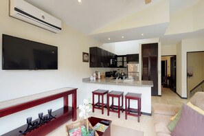 Apartemen Comfort, 2 kamar tidur, Bebas Asap Rokok | Area keluarga | TV layar datar