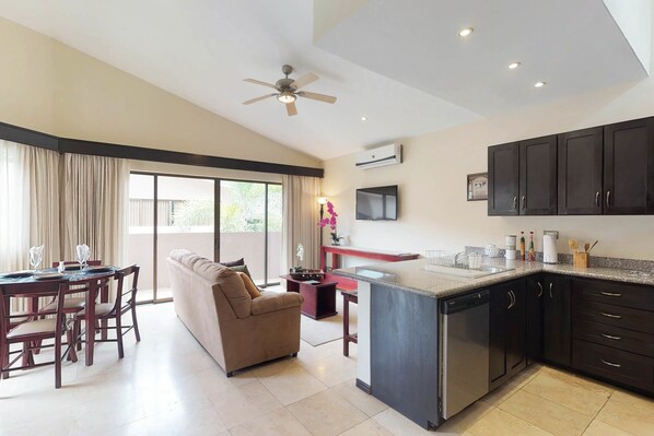 Refrigerador con freezer, microondas, horno, placa de cocina