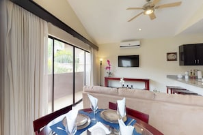 Apartemen Comfort, 2 kamar tidur, Bebas Asap Rokok | Makan di kamar