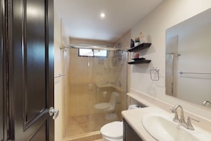 Apartamento conforto, 1 quarto, para não fumantes | Banheiro | Chuveiro 