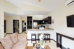 Departamento Confort, 2 habitaciones, para no fumadores | Área de sala de estar | Televisión de pantalla plana 