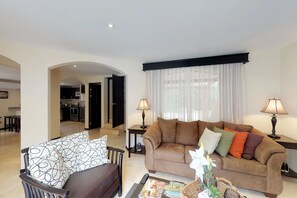 Appartement Confort, 3 chambres, non-fumeurs | Coin séjour | Télévision à écran plat