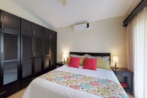 Apartemen Comfort, 3 kamar tidur, Bebas Asap Rokok | 1 kamar tidur, meja kerja, dan Wi-Fi gratis