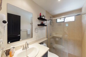 Apartemen Comfort, 3 kamar tidur, Bebas Asap Rokok | Kamar mandi | Shower