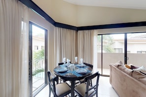 Comfort Apartment, 3 Bedrooms, Non Smoking | In-room dining