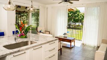 House, Ensuite, Sea View (1A) | Private kitchen