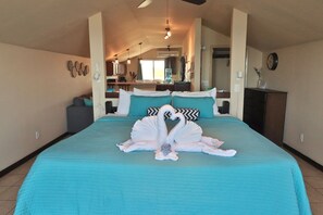 Deluxe Loft | Premium bedding, individually decorated, individually furnished - Parham Plaza Hotel (San Pedro)