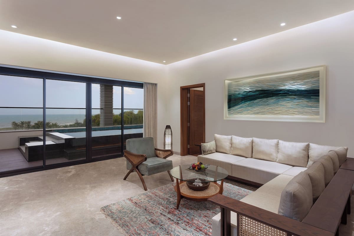Presidentiële suite, 1 slaapkamer, niet-roken, uitzicht op baai (Private Pool) | Woonkamer | Een 49-inch flatscreentelevisie met kabelzenders en een televisie