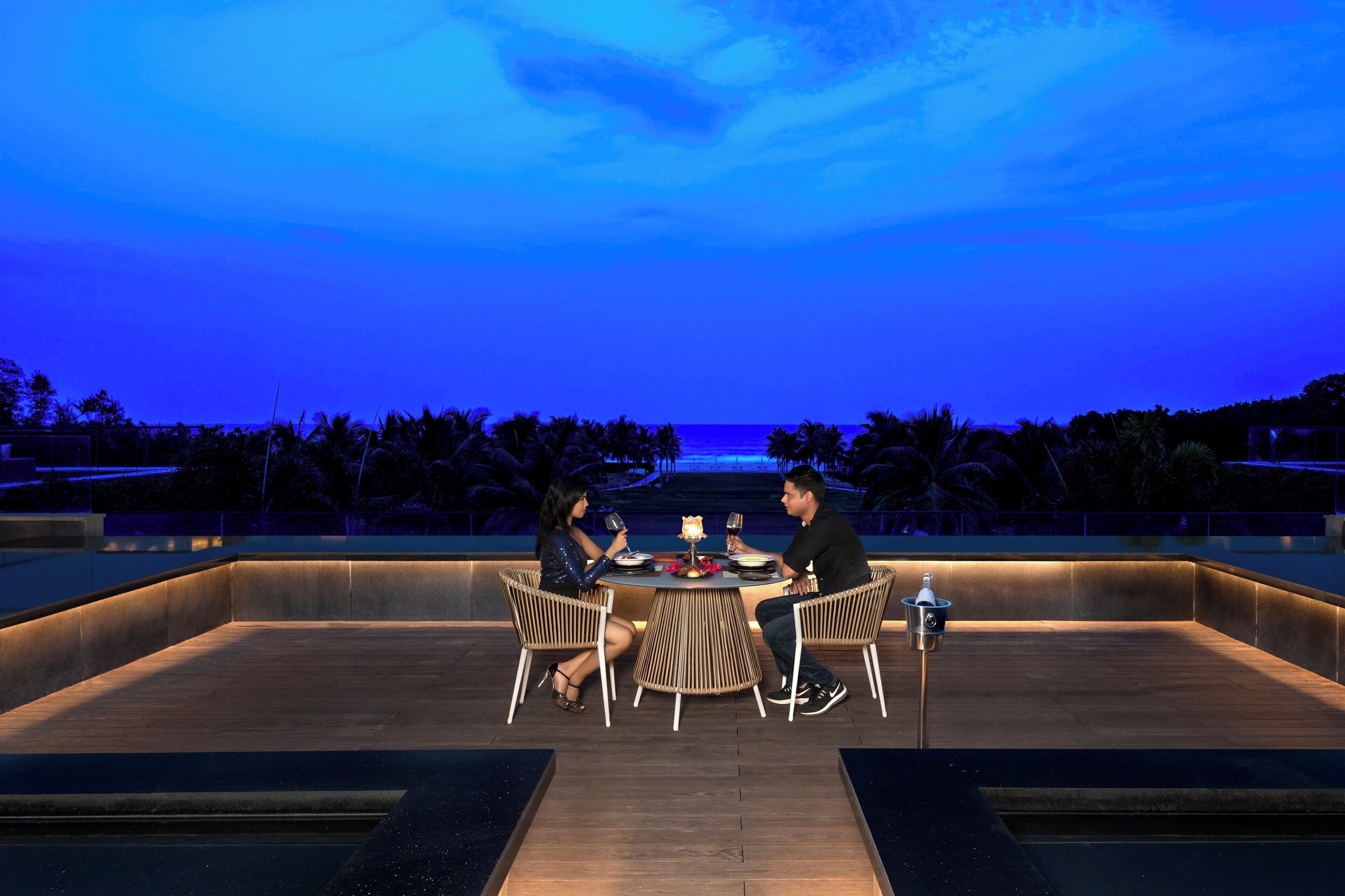 3 restaurants, breakfast, lunch, dinner served; international cuisine