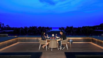 3 restaurants; breakfast, lunch, dinner and brunch served